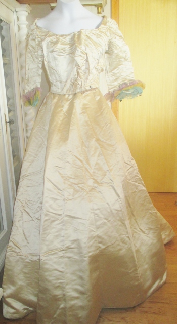 xxM1010M Late Victorian wedding gown nice